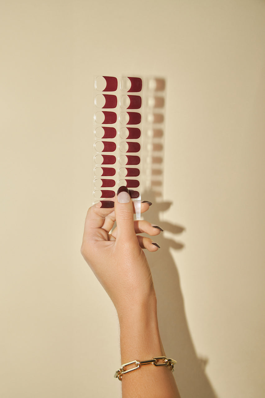 Picture with full burgundy nails strip LEHMANI